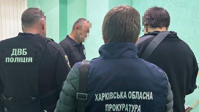 Підозрюваний у справі про незаконний продаж водійських посвідчень та правоохоронці