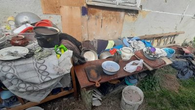 З пліснявою та без їжі. Прикарпатські правоохоронці забрали у батьків двох дітей З пліснявою та без їжі. Прикарпатські правоохоронці забрали у батьків двох дітей