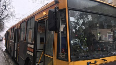 У Тернополі тролейбуси та автобуси прикрасили до Нового року