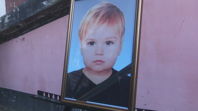 У Кривому Розі попрощалися з подружжям та їхнім півторарічним сином, які загинули через ракетний удар У Кривому Розі попрощалися з подружжям та їхнім півторарічним сином, які загинули через ракетний удар