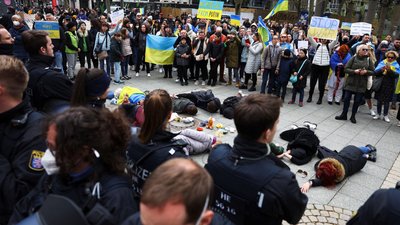 "Стоп війні!". У Німеччині одночасно відбулися демонстрації прихильників України та РФ