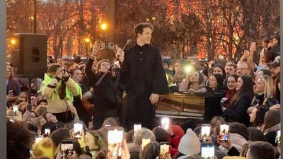 Британський музикант безкоштовно зіграв у київському парку. Його концерт тричі скасували через COVID Британський музикант безкоштовно зіграв у київському парку. Його концерт тричі скасували через COVID