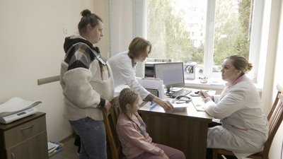 Мама Олеся Романчук привела шестирічну доньку на огляд до лікаря перед щеплення проти кору Мама Олеся Романчук привела шестирічну доньку на огляд до лікаря перед щеплення проти кору