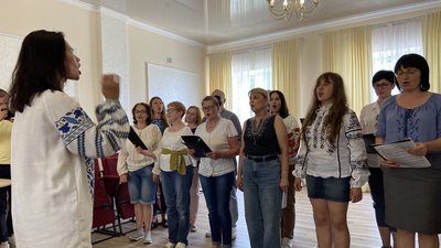 У Тернополі переселенці створили хор "Байрактар": збирають гроші на безпілотник