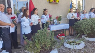 Відкриття дошки загиблому бійцю Віталію Веклічу Відкриття дошки загиблому бійцю Віталію Веклічу