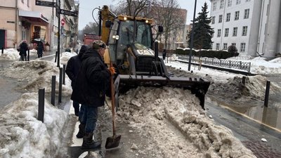 Прибирання снігу із бордюрів