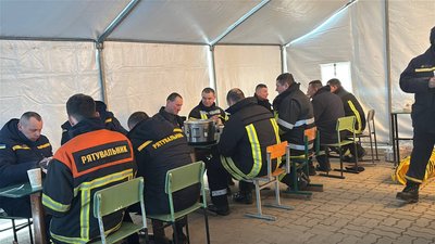 Рятувальники ДСНС їдять приготовлену волонтерами їжу