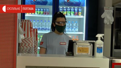 Працівники кінотеатрів працюють у масках та захисних окулярах Працівники кінотеатрів працюють у масках та захисних окулярах