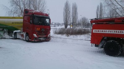 На Волині в снігових заметах застрягли майже шість десятків авто. Серед них авто із киснем та швидкі На Волині в снігових заметах застрягли майже шість десятків авто. Серед них авто із киснем та швидкі