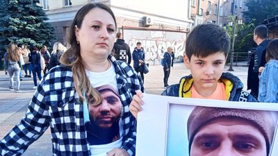 У Кривому Розі родичі провели акцію на підтримку військовополонених, які боронили Маріуполь У Кривому Розі родичі провели акцію на підтримку військовополонених, які боронили Маріуполь