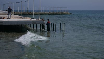 Настил на узбережжі клубу "Ітака" в Одесі продовжили будувати попри заборону Настил на узбережжі клубу "Ітака" в Одесі продовжили будувати попри заборону