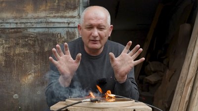Лікар із Рівного випалює візерунки на дереві струмом у 3000 вольт