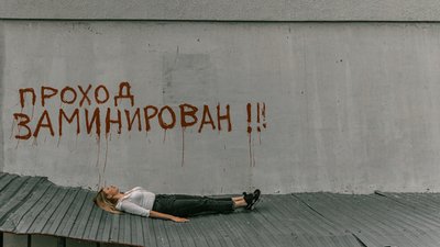 Фотограф з Івано-Франківська відзняв випускників на руїнах Чернігова Фотограф з Івано-Франківська відзняв випускників на руїнах Чернігова