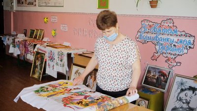 400 тисяч хрестиків та 100 відтінків ниток. Вінничанка вишила картину
завдовжки понад 2,5 метра 400 тисяч хрестиків та 100 відтінків ниток. Вінничанка вишила картину
завдовжки понад 2,5 метра