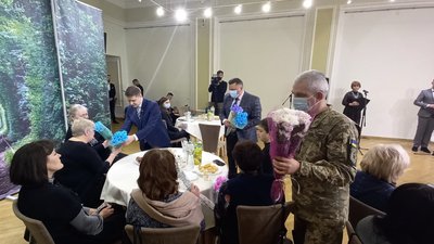Біль втихає, коли разом: у Рівному привітали жінок, чиї рідні загинули на Сході України