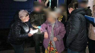 На Вінниччину евакуювали 15 людей з окупованих територій Донеччини На Вінниччину евакуювали 15 людей з окупованих територій Донеччини