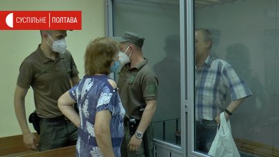 Обвинувачений Віктор Малий спілкується із дружиною в залі судових засідань