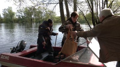 Возять моторним човном на інший берег: як жителі підтоплених сіл Чернігівщині добираються до населених пунктів Возять моторним човном на інший берег: як жителі підтоплених сіл Чернігівщині добираються до населених пунктів