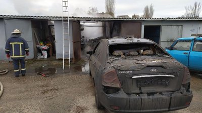 Один чоловік загинув, три машини вигоріли вщент внаслідок пожежі у Харкові Один чоловік загинув, три машини вигоріли вщент внаслідок пожежі у Харкові
