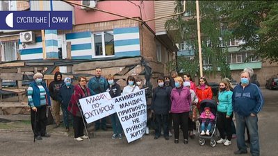 Мешканці охтирської багатоповерхівки бояться, що їхній будинок звалять Мешканці охтирської багатоповерхівки бояться, що їхній будинок звалять