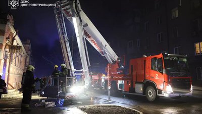 До ліквідації залучили майже 70 рятувальників. У середмісті Дніпра сталася пожежа у п'ятиповерхівці До ліквідації залучили майже 70 рятувальників. У середмісті Дніпра сталася пожежа у п'ятиповерхівці