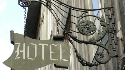1 березня вступить у силу новий мовний закон РФ: у Криму окупанти міняють усі вивіски з іноземними словами