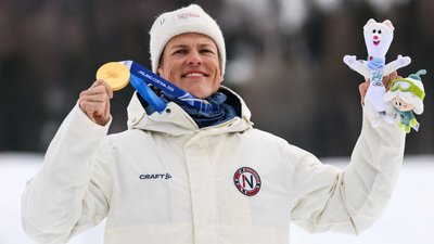 Йоганнес Клебо після перемоги в спринті в лижних перегонах на Олімпійських іграх-2026