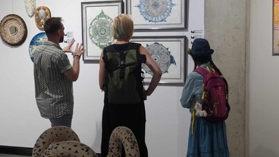 Відвідувачі виставки роздивляються графічні роботи Світлани Чабанової Відвідувачі виставки роздивляються графічні роботи Світлани Чабанової