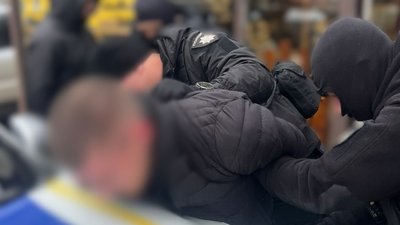 Надіслав зброю поштою