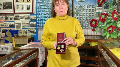 На Полтавщині встановили меморіальну дошку у пам’ять про загиблого воїна Вадима Мотієнка На Полтавщині встановили меморіальну дошку у пам’ять про загиблого воїна Вадима Мотієнка