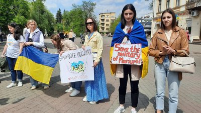 "Ми не відступимо". У Франківську відбулася акція "Врятуйте Маріуполь!"
