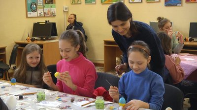 Майстер-клас з писання патріотичної писанки проводять для дітлахів викладачі школи іконопису "Нікош". Майстер-клас з писання патріотичної писанки проводять для дітлахів викладачі школи іконопису "Нікош".