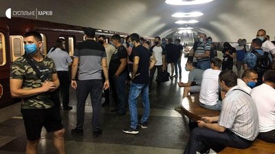 Машиністи метро у Харкові зібрались на платформі — вимагають погасити зарплатний борг Машиністи метро у Харкові зібрались на платформі — вимагають погасити зарплатний борг