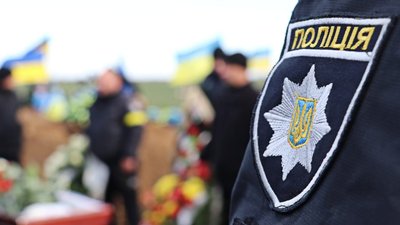 Загинув від поранень у результаті вибуху мінної пастки військ РФ. У Миколаєві попрощались з поліцейським з Херсонщини