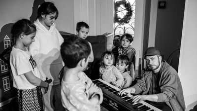 У Чернівцях піаніст з Києва грає для дітей-переселенців