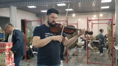 Харківський артист Віктор Гончаренко плете маскувальні костюми у Полтаві