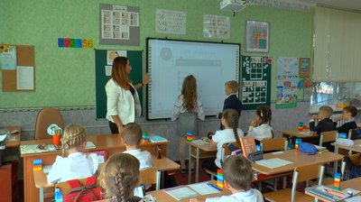 Юлія Григоренко використовує інтерактивну дошку для навчання дітей Юлія Григоренко використовує інтерактивну дошку для навчання дітей