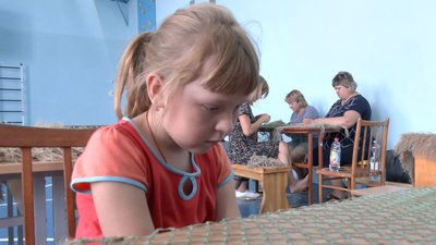 Плетуть і дорослі, і діти: в селі на Волині виготовляють "кікімори" для бійців Плетуть і дорослі, і діти: в селі на Волині виготовляють "кікімори" для бійців