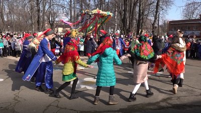 Черкаські школярі святкують Масляну Черкаські школярі святкують Масляну