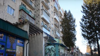 Комунальники в Тернополі замальовують на будинках посилання про продаж наркотиків в інтернеті