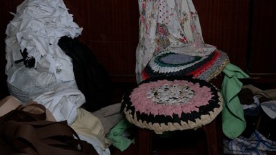 Ходять як на роботу: у селищі Холми, що на Чернігівщині, жінки плетуть маскувальні сітки для військових Ходять як на роботу: у селищі Холми, що на Чернігівщині, жінки плетуть маскувальні сітки для військових