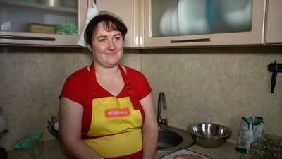 140 банок за чотири дні: житомирянка Олена Козак готує та передає військовим тушкованку 140 банок за чотири дні: житомирянка Олена Козак готує та передає військовим тушкованку