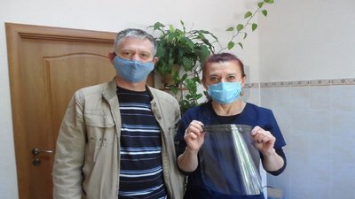 Тернопільський тренер з віндсерфінгу на карантині з вітрильної плівки робить захисні щитки Тернопільський тренер з віндсерфінгу на карантині з вітрильної плівки робить захисні щитки