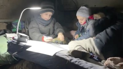 Дорослі та діти жили у підвалах. Виходили тільки маленькими групами за їжею.