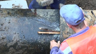 У Миколаєві ремонтували водогін У Миколаєві ремонтували водогін