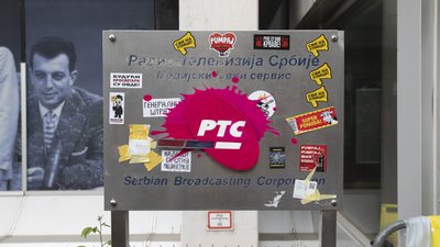 Лого RTS на стенді під час протестів у Белграді 2025 року