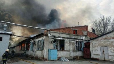 У Чугуєві та Харкові внаслідок обстрілів спалахнули пожежі: фото