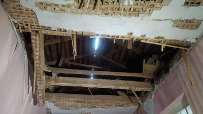 Майже сотня розбитих вікон та зруйнований дах. Мешканці села на Сумщині розказали, як росіяни обстріляли школу