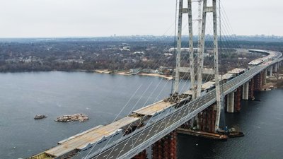 На вантовому мості у Запоріжжі уклали тимчасове покриття