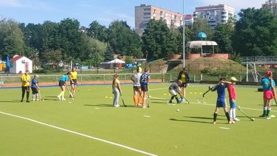 Чемпіонки України з хокею на траві влаштували майстер-клас для дітей у Сумах